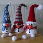 3 knitted snowmen